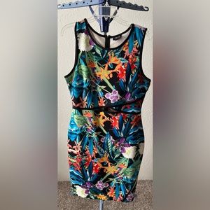 Multicolor sleeveless dress with floral print.